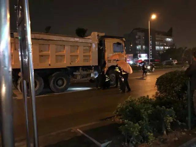 1死1伤!厦门又一起突发车祸,8岁男童当场不幸身亡,家长身上多处骨折.