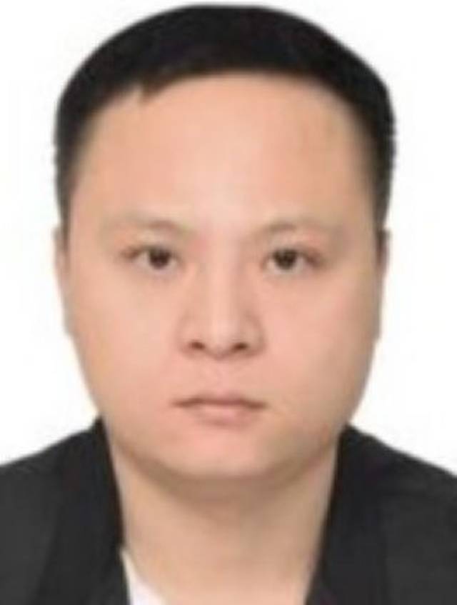 800斤旧衣服被截获,满是油污,气味刺鼻!看清你淘的"名牌货"