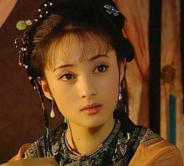 1998年蒋勤勤在琼瑶剧《苍天有泪》中饰演萧雨凤.