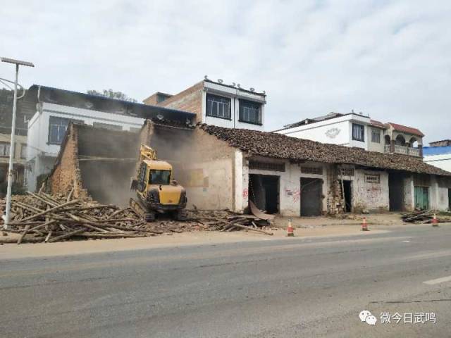 陆斡镇苞街屯危旧房拆除现场