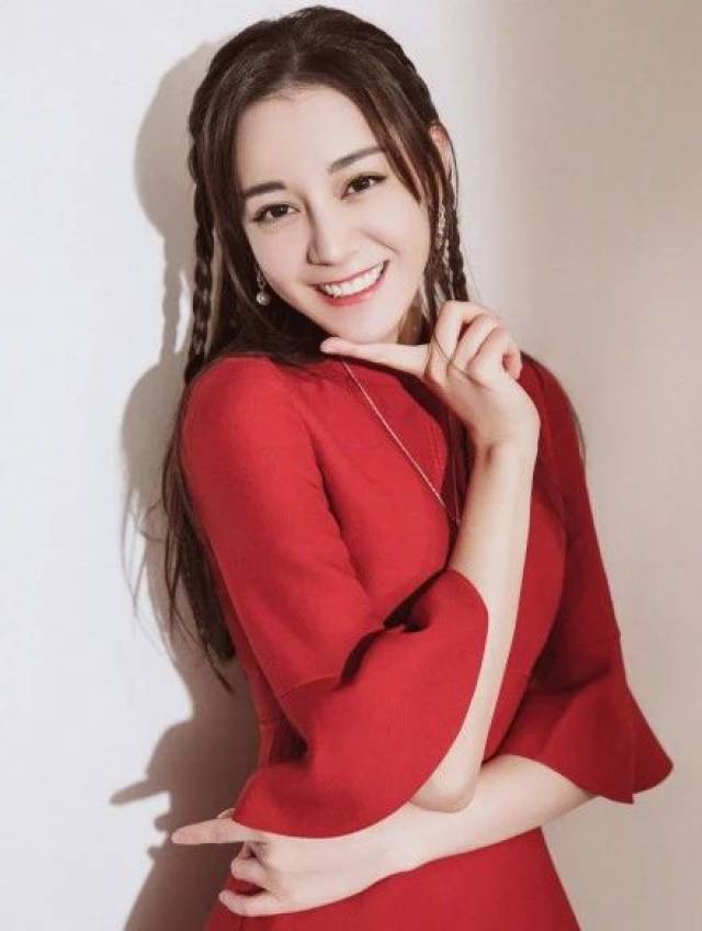 热巴《极挑》路透照曝光,身穿红衣抢眼,侧颜杀超惊艳