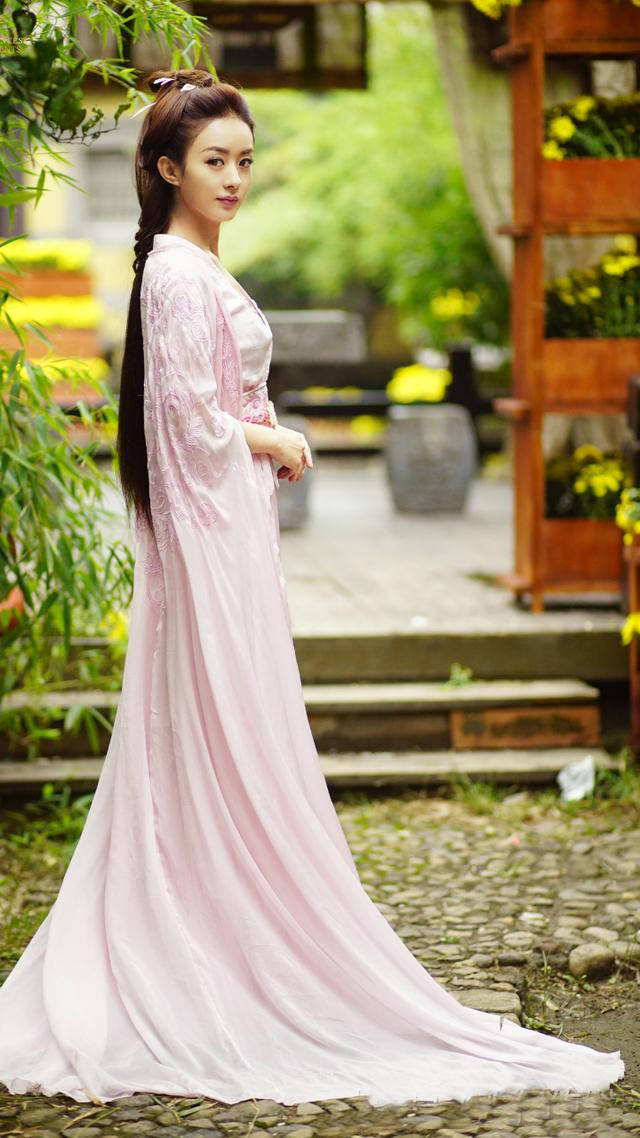 原创当红女星粉红色古装比拼:李沁迪丽热巴最美,她简直仙女下凡!