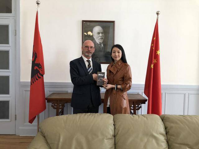 阿尔巴尼亚驻华大使塞利姆    贝洛尔塔亚为中国陶瓷品牌"九窑传承(9
