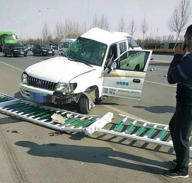 花都大道附近发生车祸,现场