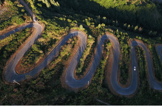 云南有条农村公路,仅7公里就有68道弯,堪称世界上最弯