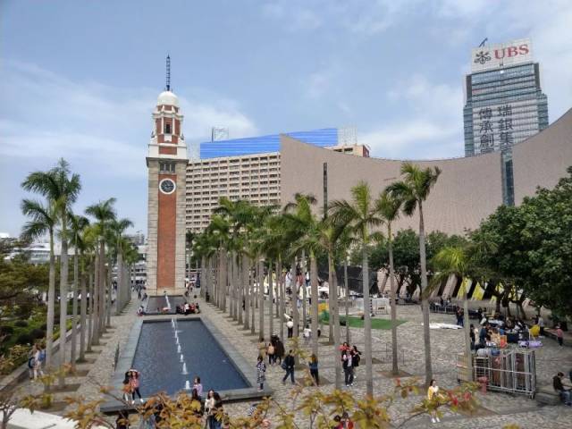 钟楼历史悠久,是香港纪念蒸汽火车时代的古迹,矗立在维利亚港湾,是
