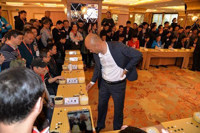 刘小光指导棋迷