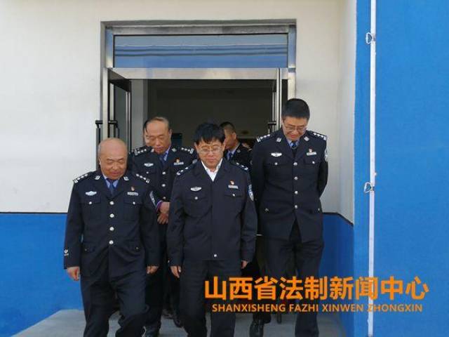 左云县副县长,县公安局局长赵波陪同.尚建军副市长走进民警食堂