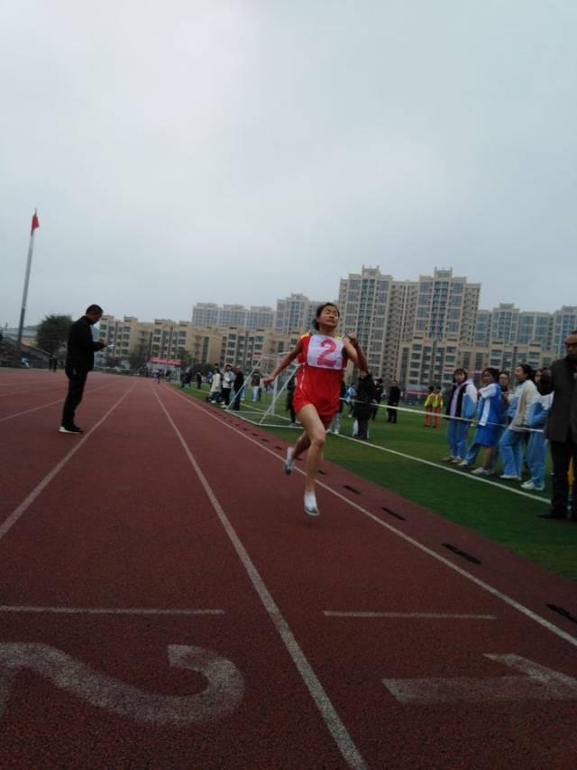 喜报 荣县玉章高级中学校在荣县中小学生第七届田径锦标赛上勇夺"双冠