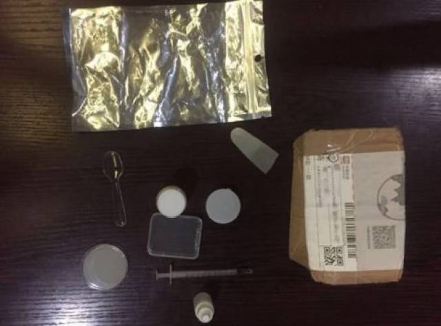 父爱版光头强!妻子离家出走,90后爸爸剃发扮光头强哄娃开心