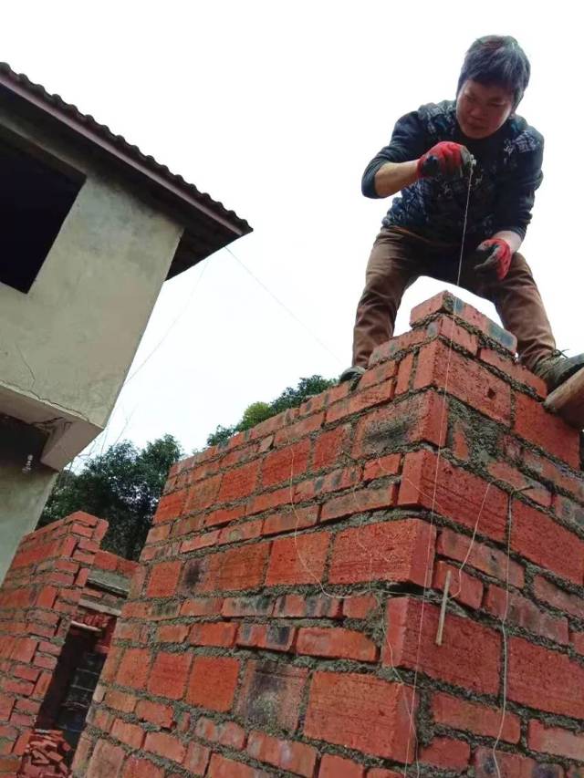 苦练功,睡工棚,砌砖墙……威远这个女人真了不起!