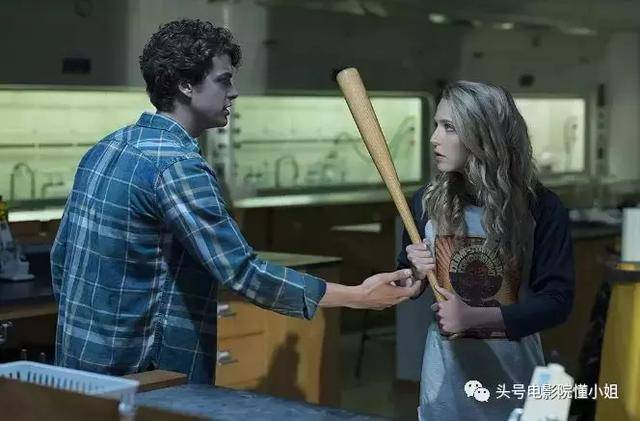 脑洞真大最搞笑的恐怖片续集变科幻片女主角穿比基尼跳伞