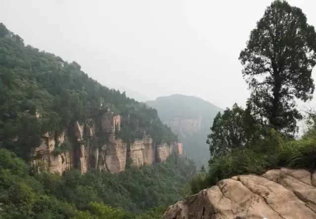 王母山,位于河北省平山县王坡乡,景区面积26平方公里,兹连亘数百里