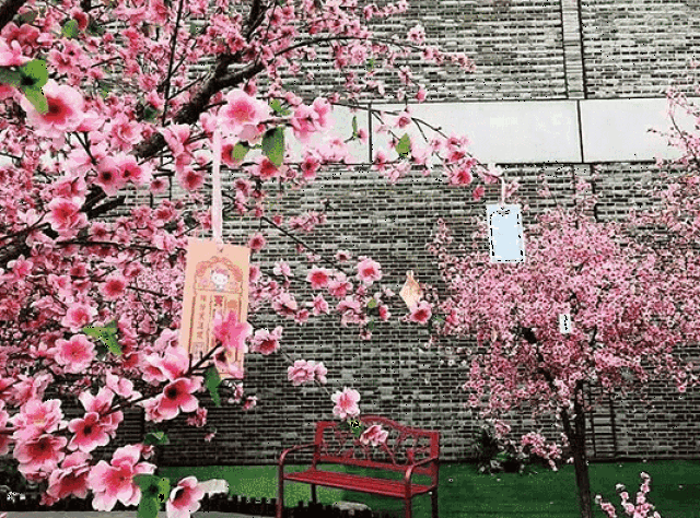 桃花飞舞,春意缱绻,充斥着仙气的艺术装置,伴你探索色彩与春光的无限