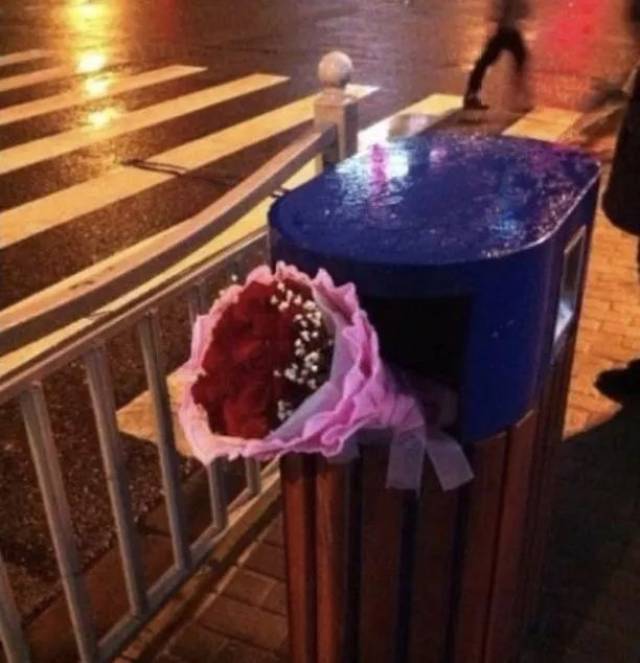 就算是选择情人节经典项目——送花,一般也是第二天被扔到垃圾桶里的