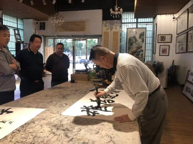王海军是中国南方书画院副院长,河南嵩阳书画院副院长兼秘书长,河南