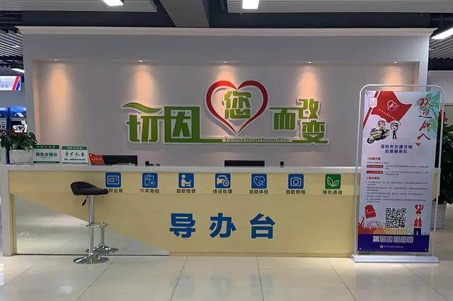 拍摄或上传图片要求人像清晰,位于画面正中,神态自然,画面无畸变,背景