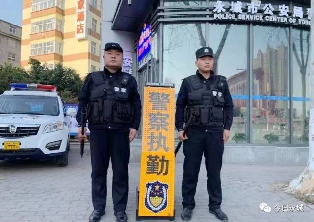 远远地看见两位巡防民警身穿多功能作战服,手拿组合式警棍正在巡防