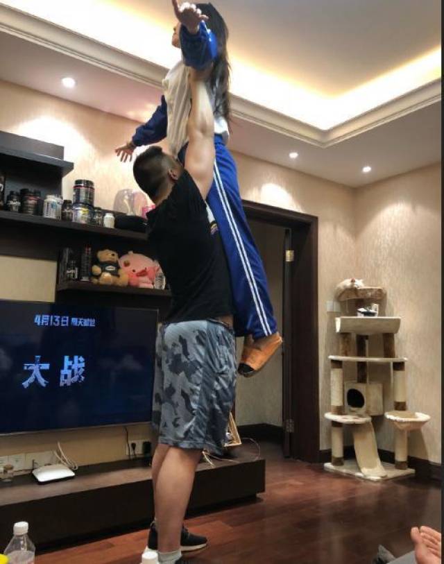 死亡宣告把女友举高高正在秀恩爱 网友 然后反手就是一个过肩摔