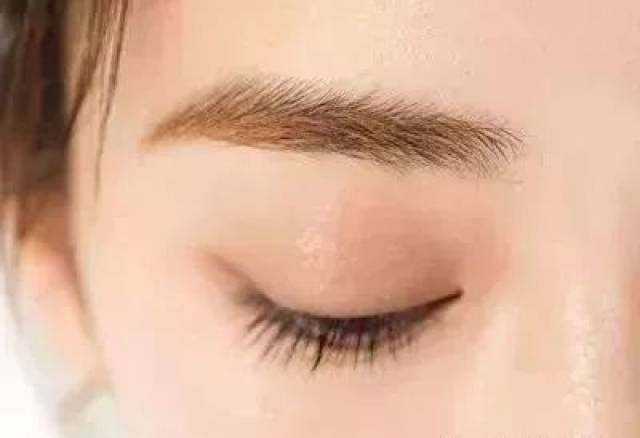 和淡眉相反,有些小仙女会困扰于天生的浓密眉毛.
