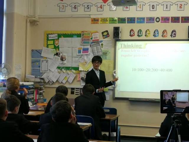 上海延安初级中学教师朱磊在英国上数学课.
