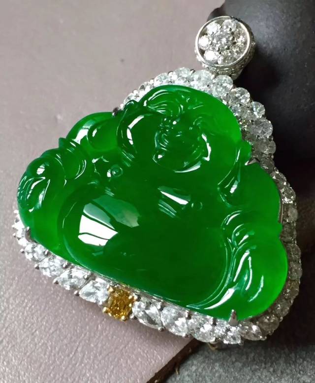 传说中的玻璃种帝王绿翡翠,见一眼就够了!