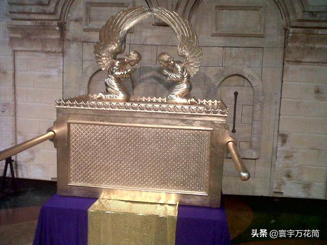 精美,上面镀金的木柜,内有耶和华所赐给以色列人的法版,上有"施恩座"
