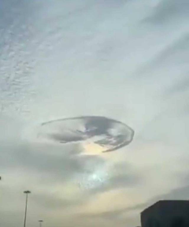 阿联酋天生异象!天空惊现"ufo"!网友:外星人要入侵地球了?