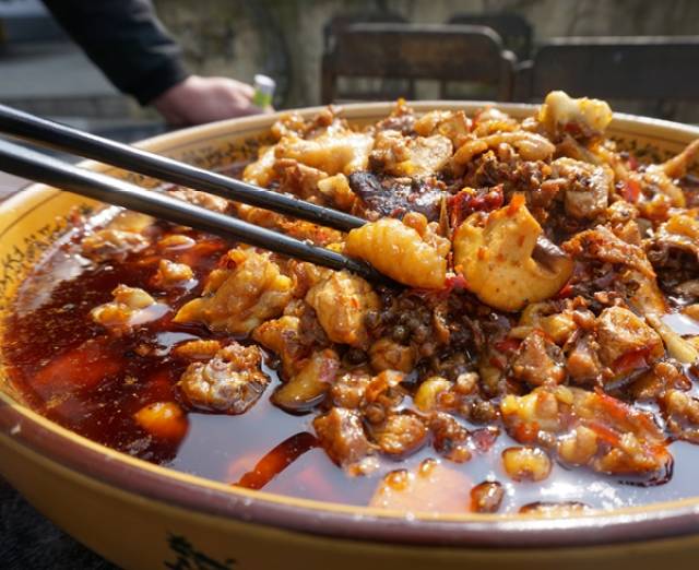 原创老幺泉水鸡:重庆一张响亮的美食名片 泉水鸡装扮着南山风景
