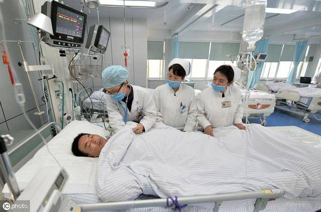 男子打牌昏倒,诊为脑梗留下半身不遂,医生叹息:吃太多