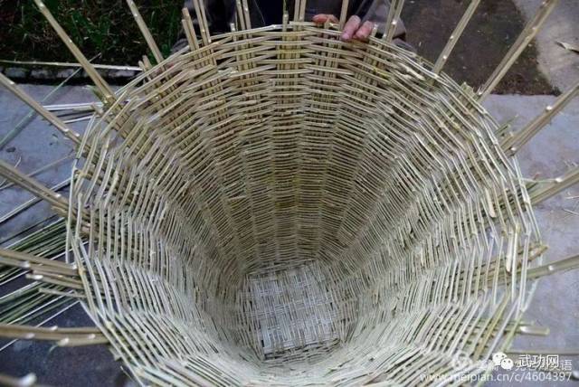 武功古城: 编织竹篓的老人