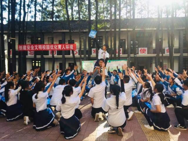 【恰同学少年】今天,我们为西昌川兴中学点赞!