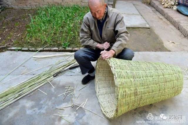 武功古城: 编织竹篓的老人