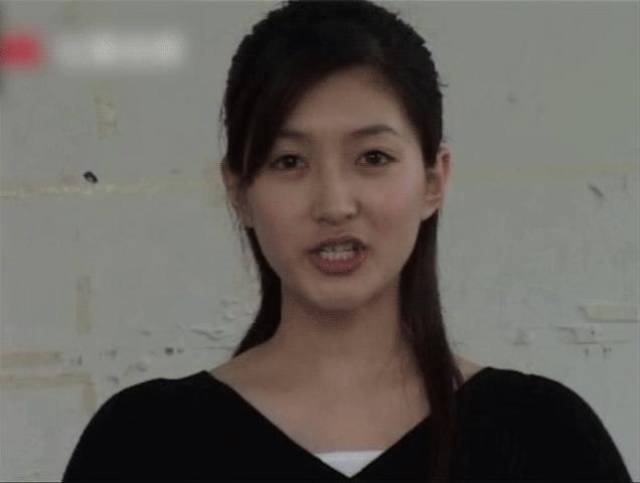 但有网友看了江疏影大学时期的照片之后 猜测她可能割了双眼皮