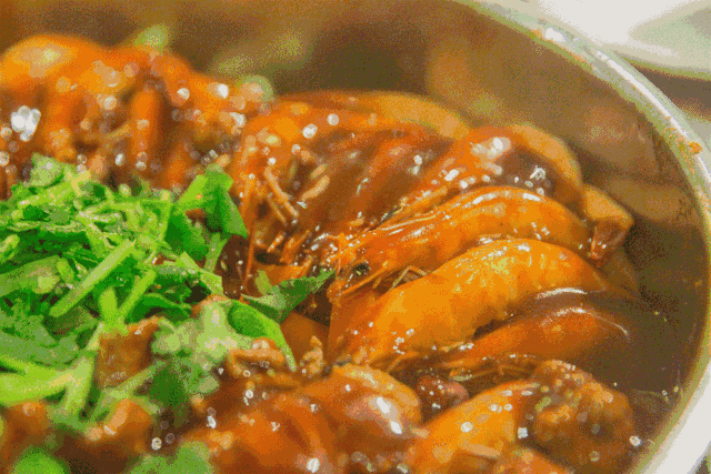 加入酱汁焖煮,来个海鲜大杂烩.