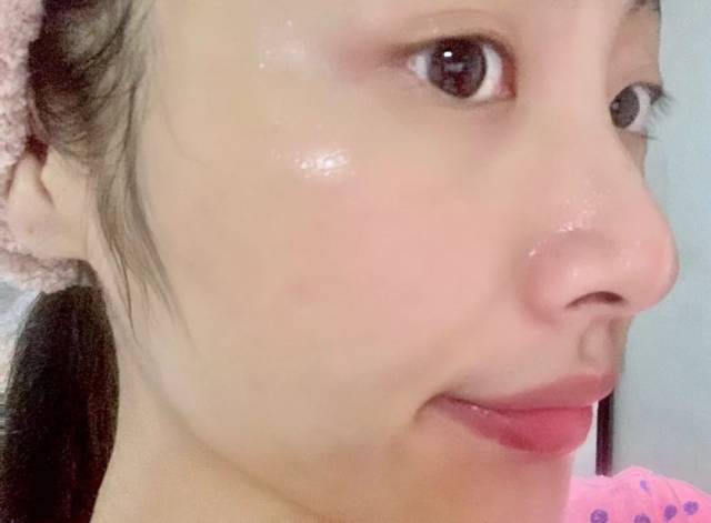 脸颊摸起来细腻光滑,粗糙感全都消失不见了,原本暗沉无光的皮肤也有了