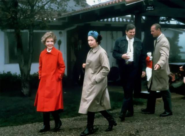 58年前,英女王与杰奎琳·肯尼迪同框,两女神同穿雾霾衣裙,好美