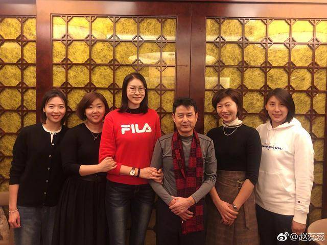 陈忠和探班中国女排!郎平出差安导陪看训练 颜妮丁霞和陈导开玩笑