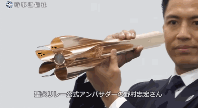 发布会上,由火炬设计师吉冈德仁和运动员野村忠宏一起揭开了东京奥运