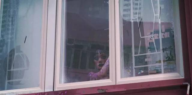 当她砰地一声关上房间窗户的时候,对面楼的杀人犯男主惶恐地望向窗外