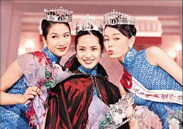 那届港姐,胡杏儿着实算不上漂亮,甚至还有点龅牙,但正是她身上的洋溢