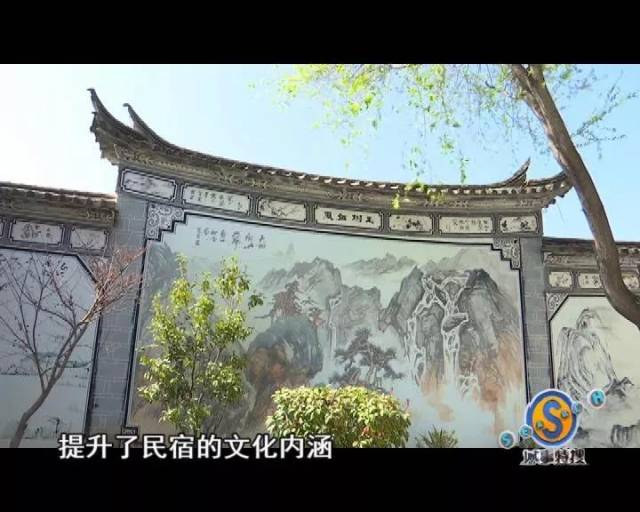 纳西族民宅, 门口是一块屏风, 进去是两个院子, 正是所谓的"三坊一