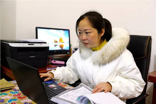 她一天到晚忙些啥.