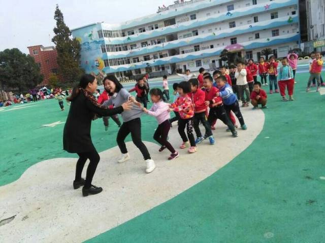 很多家长不知道陪孩子玩游戏有什么好处,不看