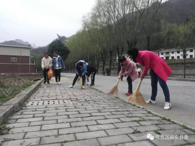 3月21日,木王镇九年一贯制学校组织学生开展"学雷锋"义务扫大街活动