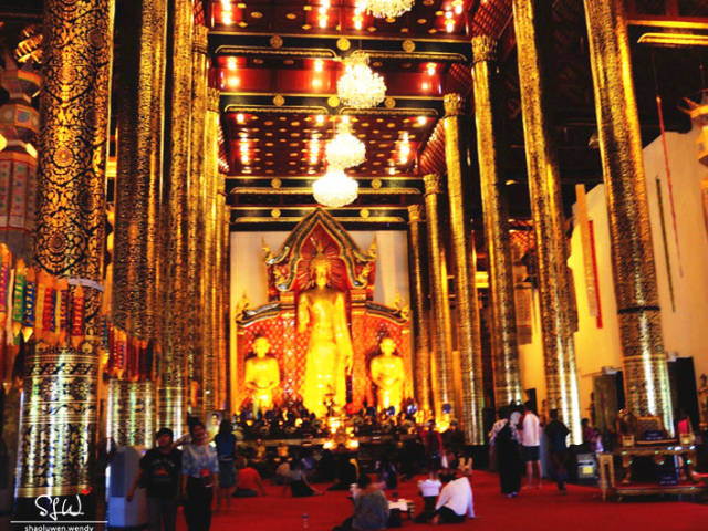 清早的寺庙祈福