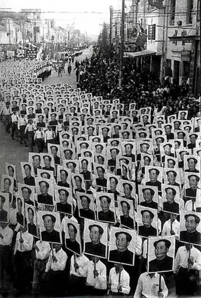 1949年10月1日,南京人民举着毛主席的画像游行庆祝新中国的成立,欢呼