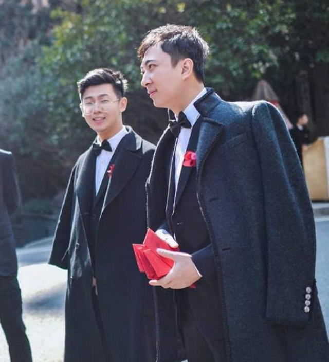 酒神跟小舞结婚了,王校长是伴郎,这个组合阵容