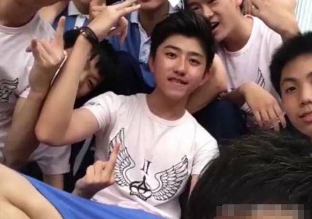 明星学生照蔡徐坤清秀活泼鹿晗非主流胡歌高颜值扎眼
