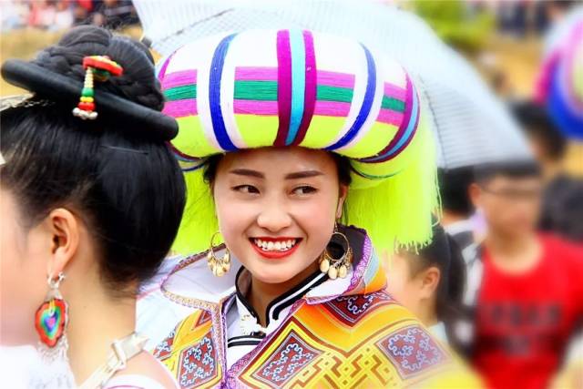 此后,小花苗族人在过苗年跳花节时,在花场中间栽种一棵香樟树和一棵